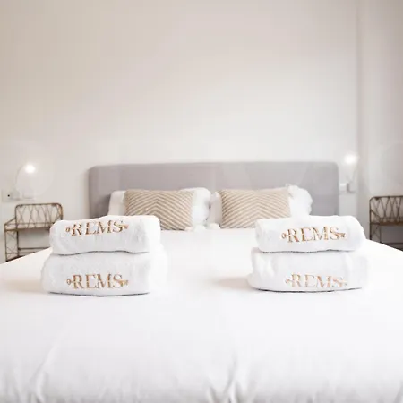 Beachside Escape With Parking And Pool Rems Lägenhet