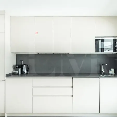 Beachside Escape With Parking And Pool Rems Lägenhet