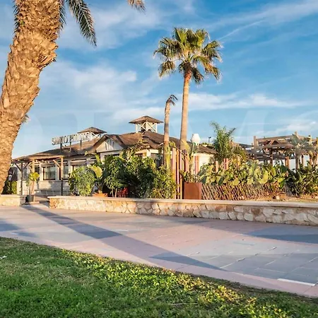 Lägenhet Beachside Escape With Parking And Pool Rems