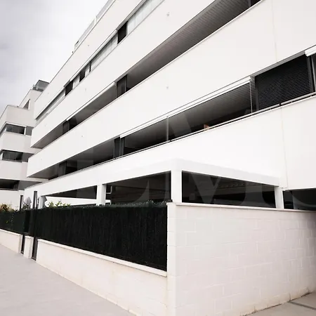 Beachside Escape With Parking And Pool Rems