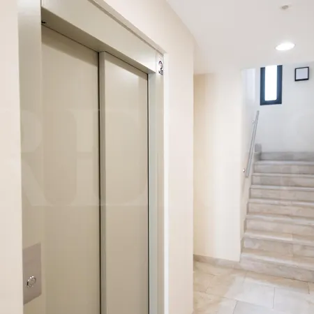 Beachside Escape With Parking And Pool Rems