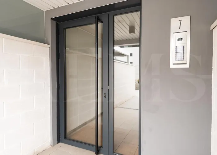 Beachside Escape With Parking And Pool Rems Διαμέρισμα *