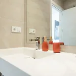 Beachside Escape With Parking And Pool Rems Apartament *