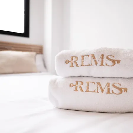 Beachside Escape With Parking And Pool Rems Apartamento