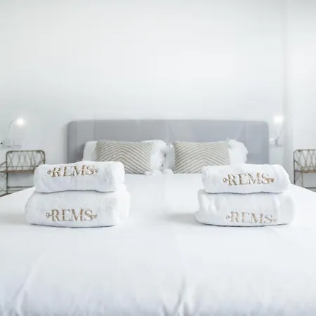 Beachside Escape With Parking And Pool Rems Lägenhet Torremolinos