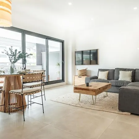 Beachside Escape With Parking And Pool Rems