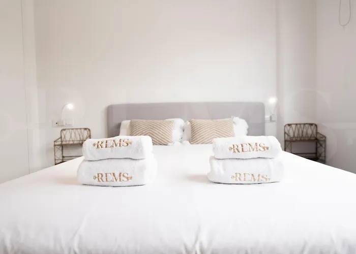 Beachside Escape With Parking And Pool Rems Appartamento