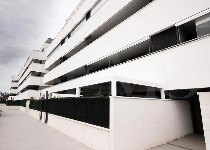 Beachside Escape With Parking And Pool Rems