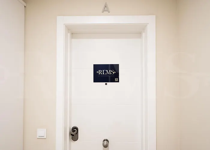 Beachside Escape With Parking And Pool Rems * 토레몰리노스