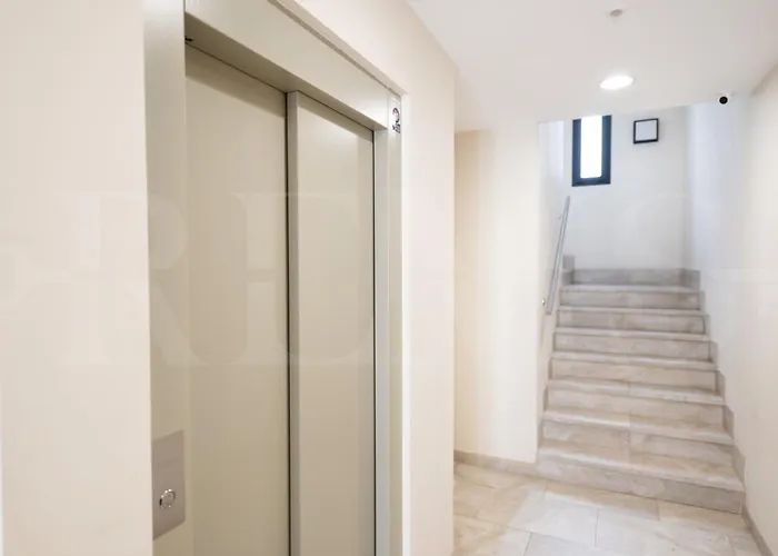 Beachside Escape With Parking And Pool Rems