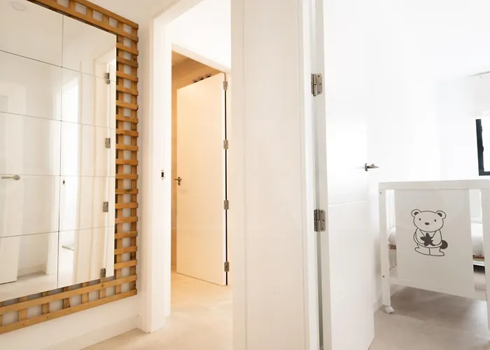 Beachside Escape With Parking And Pool Rems Apartamento