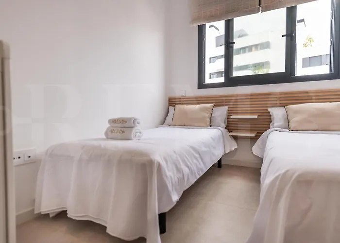 Beachside Escape With Parking And Pool Rems 아파트 *