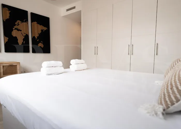 Beachside Escape With Parking And Pool Rems