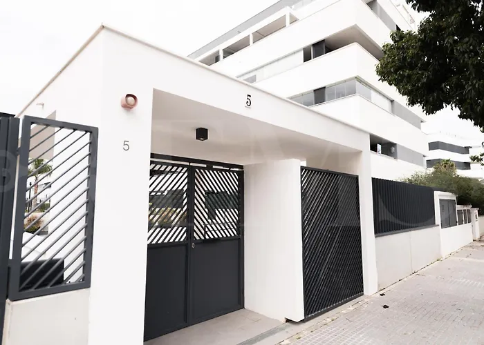 Beachside Escape With Parking And Pool Rems 아파트 *