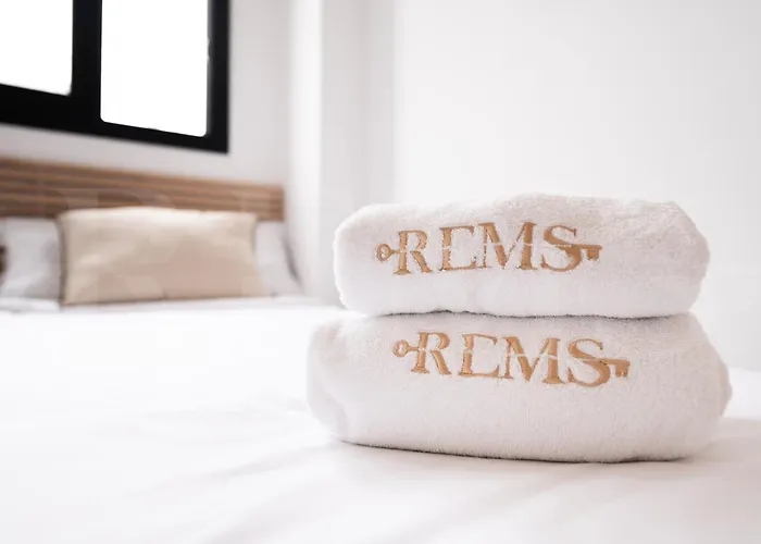 Beachside Escape With Parking And Pool Rems Appartamento