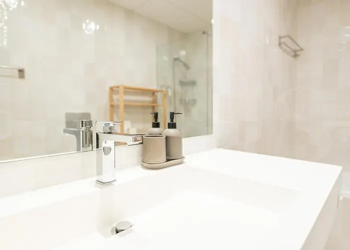 Apartamento Beachside Escape With Parking And Pool Rems Torremolinos