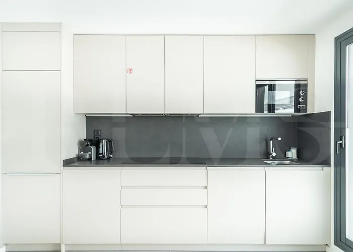 Beachside Escape With Parking And Pool Rems Apartamento