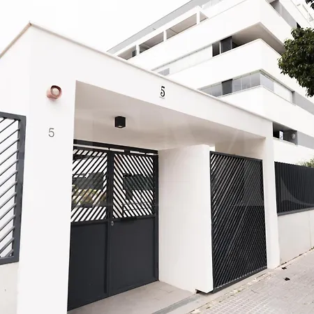 Beachside Escape With Parking And Pool Rems 아파트 *